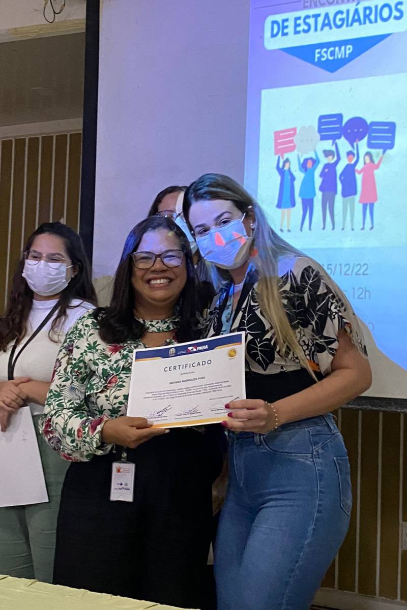 A pedagoga Roselene Gonçalves entrega o certificado a estagiária