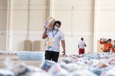 notícia: Estado recebe doação de 4 mil cestas de alimentos para famílias atingidas pelas cheias no Sudeste