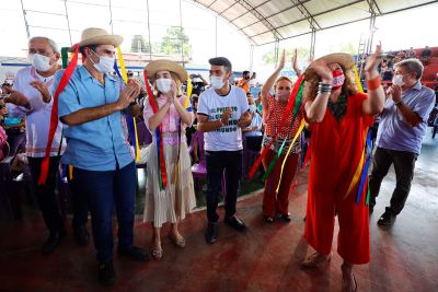 galeria: Mais de 110 famílias de Cachoeira do Arari, no Marajó, recebem cheques do 'Sua Casa