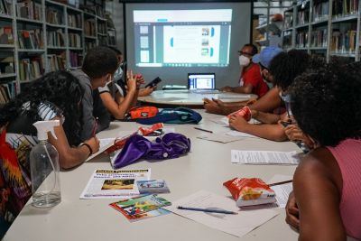 notícia: Secom realiza oficina de fotografia para moradores do bairro do Guamá