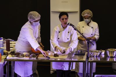 notícia: UsiPaz Cabanagem recebe aula show de produção de ovos de Páscoa