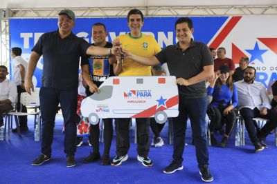 notícia: Governo do Estado entrega nova ambulância a população de Curuçá