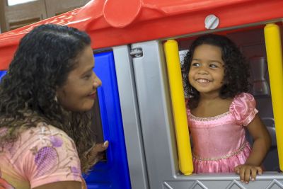 Claudia Silva e a filha brincam com o aparato lúdico oferecido pela escola de educação infantil Orlando Bitar
