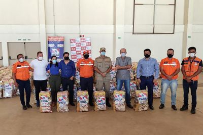 notícia: Governo do Pará entrega ajuda humanitária a prefeitos da região afetada por enchentes