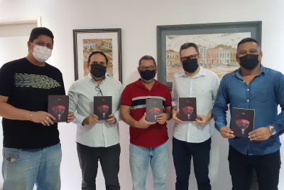 notícia: Editora da Ioepa entrega livro que aborda diferenças por meio do folclore amazônico