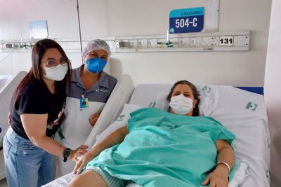 notícia: Funcionária canta e emociona paciente em tratamento cardíaco no Hospital de Clínicas