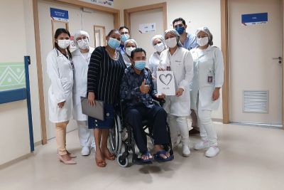notícia: Após 50 dias de internação, paciente renal se despede com alta humanizada no Abelardo Santos