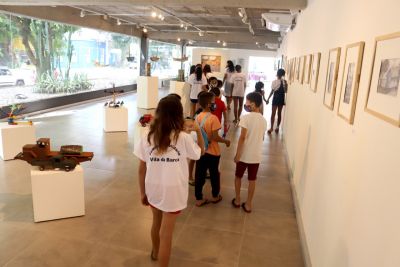 notícia: Fundação realiza visita guiada para crianças e adolescentes da Vila da Barca