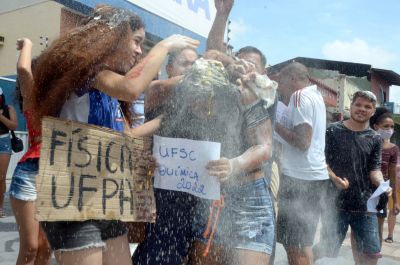 notícia: Mais de 10 mil alunos da rede pública estadual são aprovados nas principais universidades