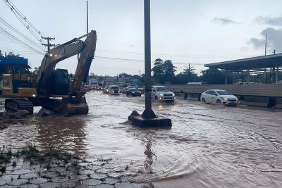 notícia: Estado inicia ações emergenciais para reduzir alagamento na BR-316, próximo à Alça Viária