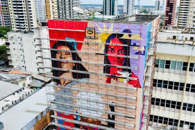 notícia: Grafiteiros fazem intervenção nos 30 metros de altura do prédio da Fundação Cultural do Pará