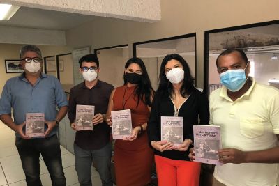 notícia: Editora da Ioepa entrega livro sobre a história do pastor Manoel Santana Lopes