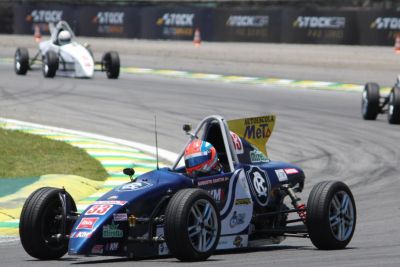 notícia: Piloto disputa campeonato para se manter no pódio da FVee