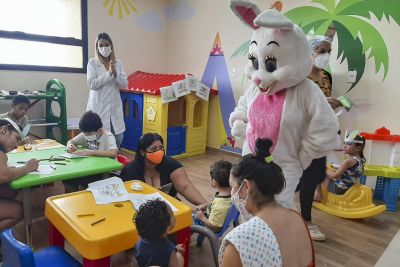 notícia: Hospital Abelardo Santos promove oficina de pintura durante programação de Páscoa