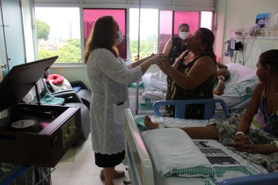 notícia: Cultura musical em discos de vinil é aliada em tratamentos nos Hospital de Clínicas