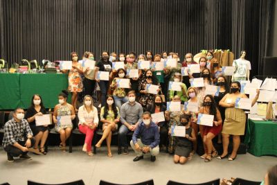 notícia: Usina da Paz, em Ananindeua, entrega certificados para alunos da sala de costura do complexo