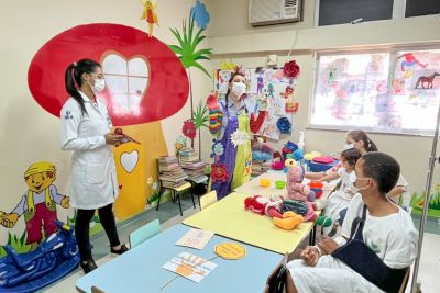 notícia: Dona Bactéria ensina crianças internadas no Público do Araguaia a lavar corretamente as mãos