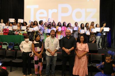 notícia: UsiPaz Icuí-Guajará entrega certificados para alunos da sala de costura do complexo.   