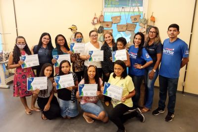 notícia: Moradoras dos bairros do Bengui e do Icuí concluem cursos promovidos pela Sedeme