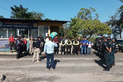 Agentes de segurança e fiscais sanitários qu participaram da ação