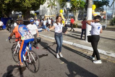 notícia: Cosanpa entrega copos de água durante homenagem à Imagem no Traslado para Ananindeua