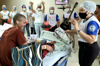 notícia: Adolescente ganha festa de aniversário de presente no leito do hospital Octávio Lobo