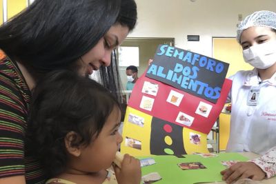 notícia: Para incentivar alimentação saudável, HGT entrega a usuários calendário agrícola