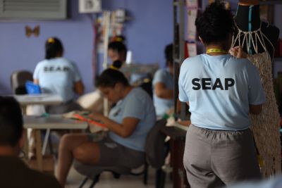 notícia: Cooperativa de mulheres privadas de liberdade acelera produção para final do ano
