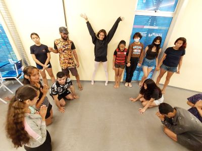 notícia: Alunos da oficina de teatro na UsiPaz Cabanagem ensaiam Auto de Natal