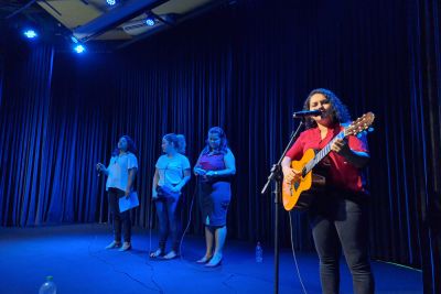 notícia: Estudantes participam de programação de Natal na UsiPaz de Ananindeua
