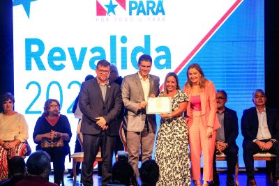 notícia: Uepa entrega diploma revalidado para médicos formados no exterior 