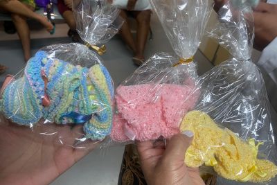 notícia: Idosa de 89 anos faz e doa sapatinhos de lã para bebês do Materno-Infantil de Barcarena 