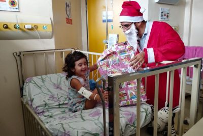 notícia: Hospital Geral de Tailândia doa brinquedos às crianças em atendimento neste Natal