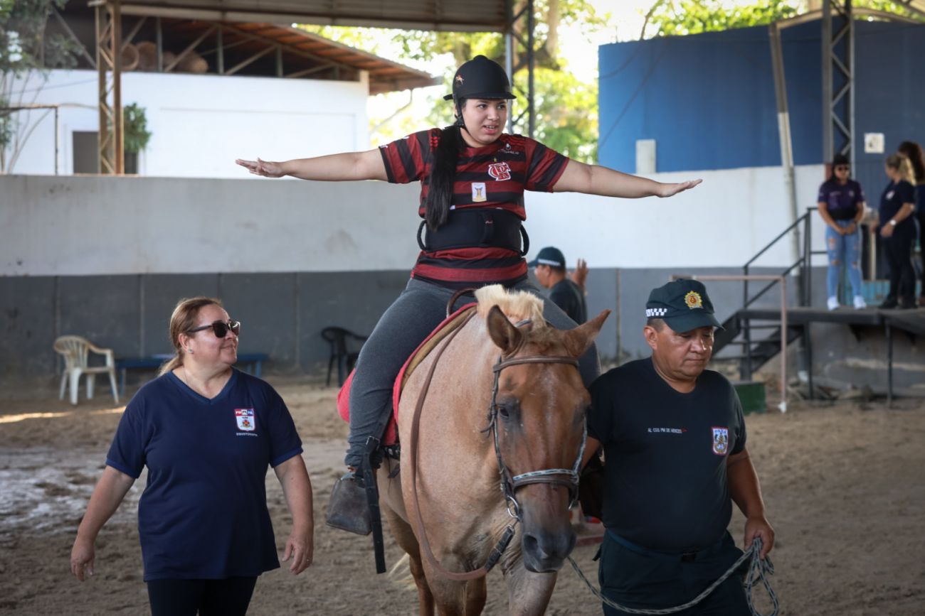 Cavalaria de SP oferece aulas de equoterapia para estimular pessoas com  deficiência