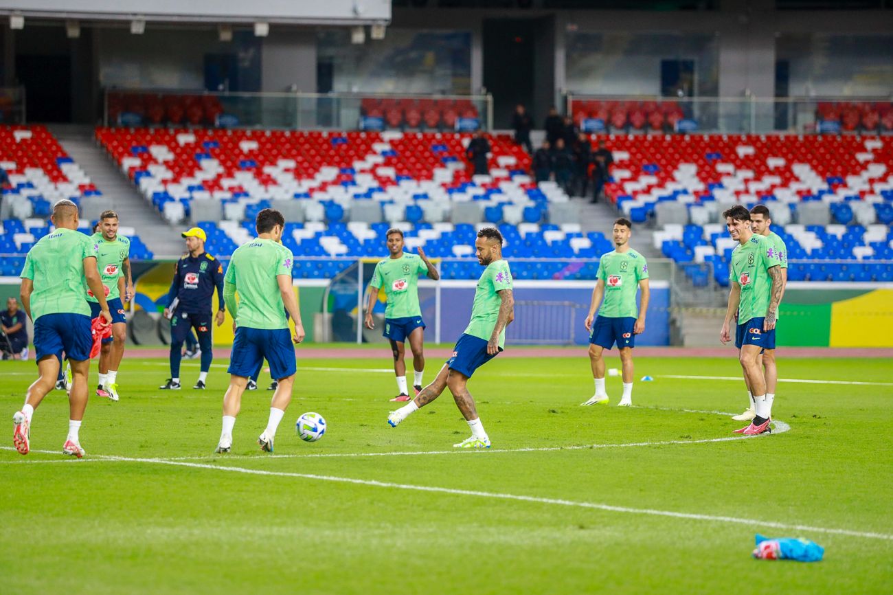 Jogadores se apresentam à seleção brasileira nesta segunda e fazem primeiro  treinamento