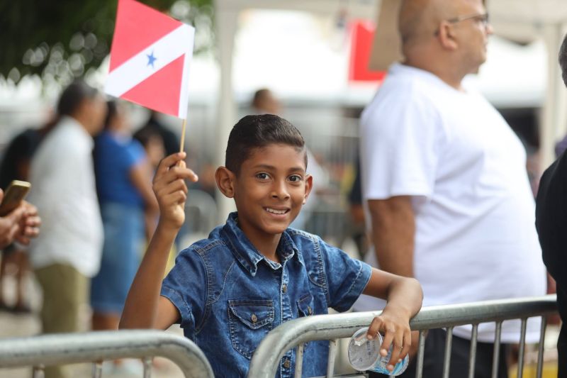 Garoto exibe com orgulho a bandeira do Pará durante a posse do governador