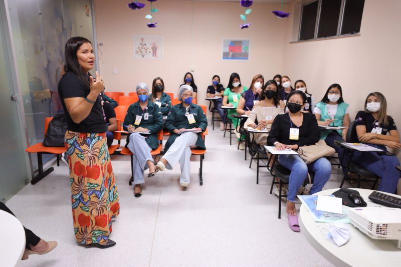 Em pé, Samara Felipe, palestrante <div class='credito_fotos'>Foto: Pedro Guerreiro / Ag. Pará | <a href='/midias/2023/originais/15736_83baf784-4e2c-42df-2d4a-5790b5bb7a38.jpg' download><i class='fa-solid fa-download'></i> Download</a></div>