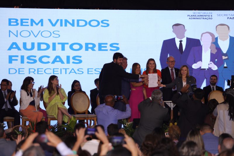 Shirlei Ohashi e vice governadora Hana Ghassan após a assinatura que oficializa a nomeação. <div class='credito_fotos'>Foto: Pedro Guerreiro / Ag. Pará   |   <a href='/midias/2023/originais/15749_ddbbb589-a126-2f31-6ca8-918bbd677a79.jpg' download><i class='fa-solid fa-download'></i> Download</a></div>