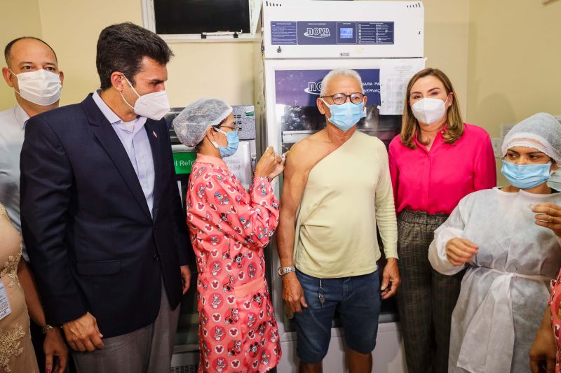 O aposentado Élzio Lopes também não perdeu tempo e já tomou a quinta dose da vacina