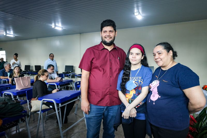 Prof Rafael Herdy, aluna Ana Clara e a mãe Mariana Menezes