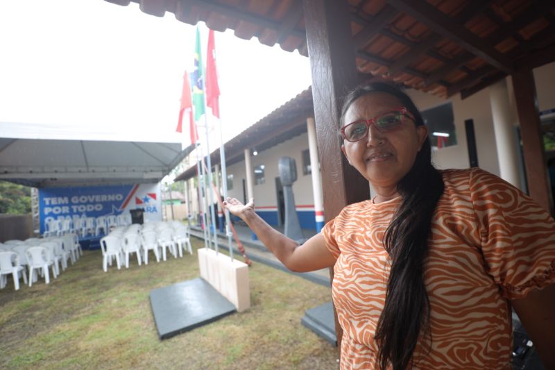 Carmelia Queiroz, diretora da escola <div class='credito_fotos'>Foto: Pedro Guerreiro / Ag. Pará   |   <a href='/midias/2023/originais/16060_db00289a-178f-3326-ce2a-dc37bec298af.jpg' download><i class='fa-solid fa-download'></i> Download</a></div>