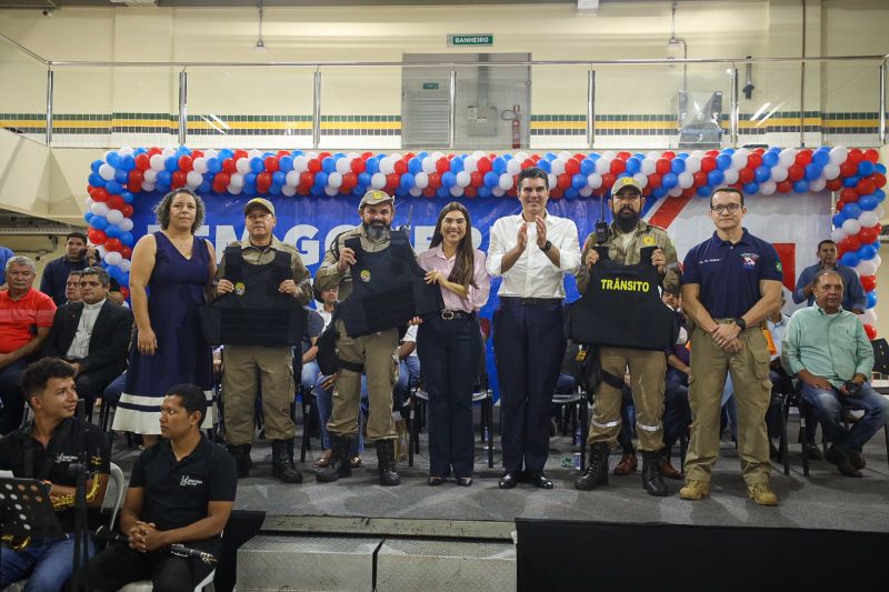 Governador Helder Barbalho, ao lado da prefeita Josemira Gadelha, durante a entrega dos coletes em Canaã dos Carajás