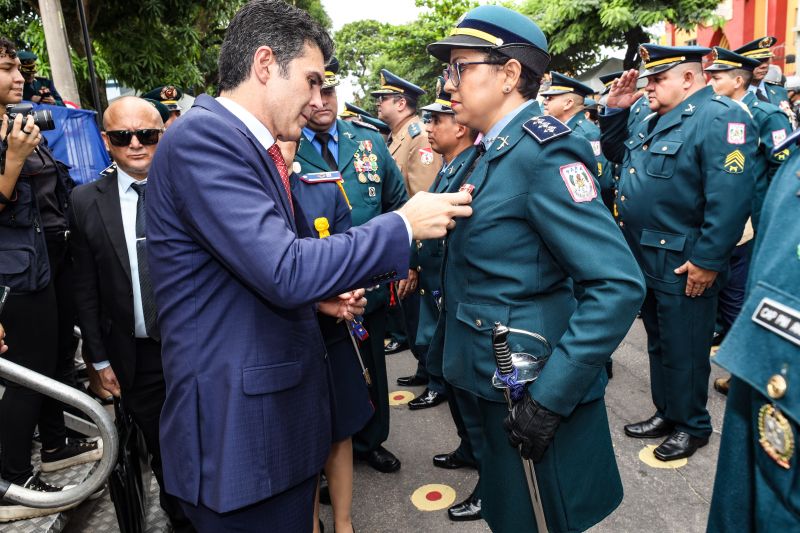 Helder Barbalho condecora oficial no evento militar alusivo a Tiradentes nesta segunda-feira (24), em Belém