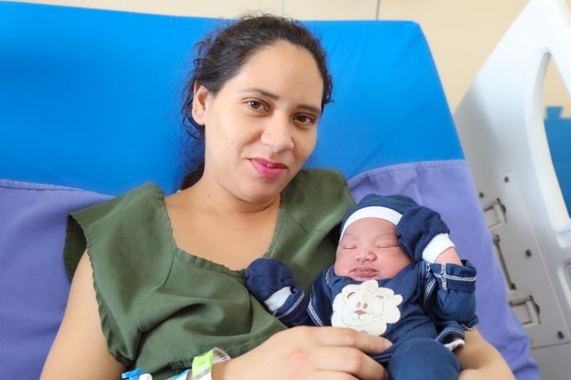 JAQUELINE SANTOS E O FILHO  <div class='credito_fotos'>Foto: Marcelo Seabra / Ag. Pará   |   <a href='/midias/2023/originais/16271_137ce1f6-d483-65b2-68a5-9af3d713aa2a.jpg' download><i class='fa-solid fa-download'></i> Download</a></div>