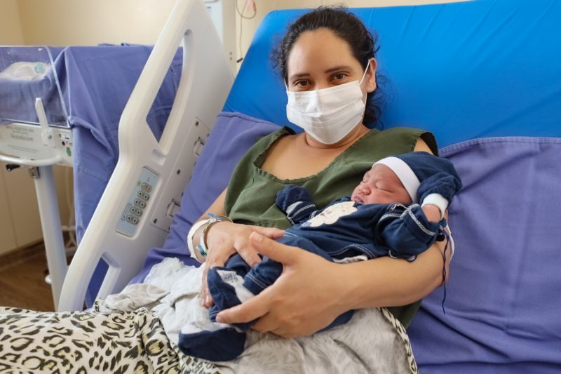 JAQUELINE SANTOS E O FILHO  <div class='credito_fotos'>Foto: Marcelo Seabra / Ag. Pará   |   <a href='/midias/2023/originais/16271_2829fa75-d73c-6fc0-006b-2d50ef02e48a.jpg' download><i class='fa-solid fa-download'></i> Download</a></div>