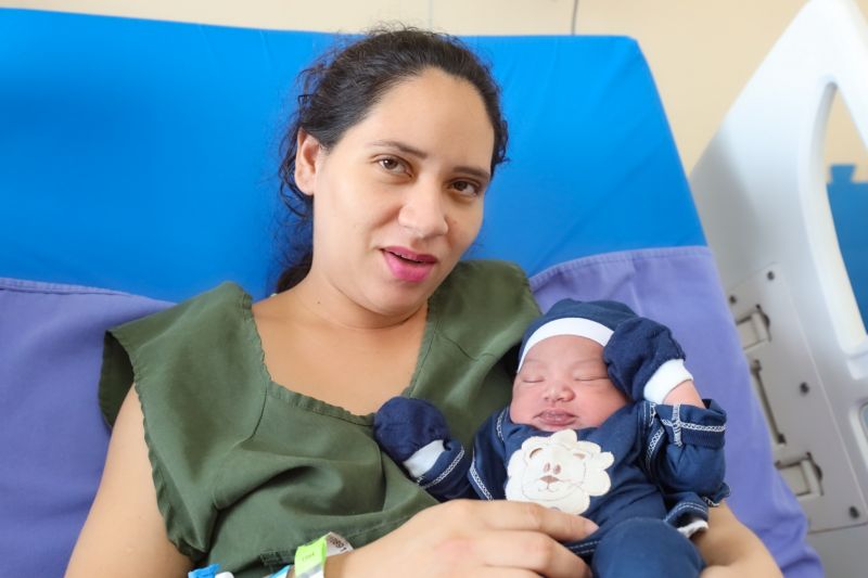 JAQUELINE SANTOS E O FILHO  <div class='credito_fotos'>Foto: Marcelo Seabra / Ag. Pará   |   <a href='/midias/2023/originais/16271_42270fc2-0182-ab3d-4a72-e01b217449f1.jpg' download><i class='fa-solid fa-download'></i> Download</a></div>