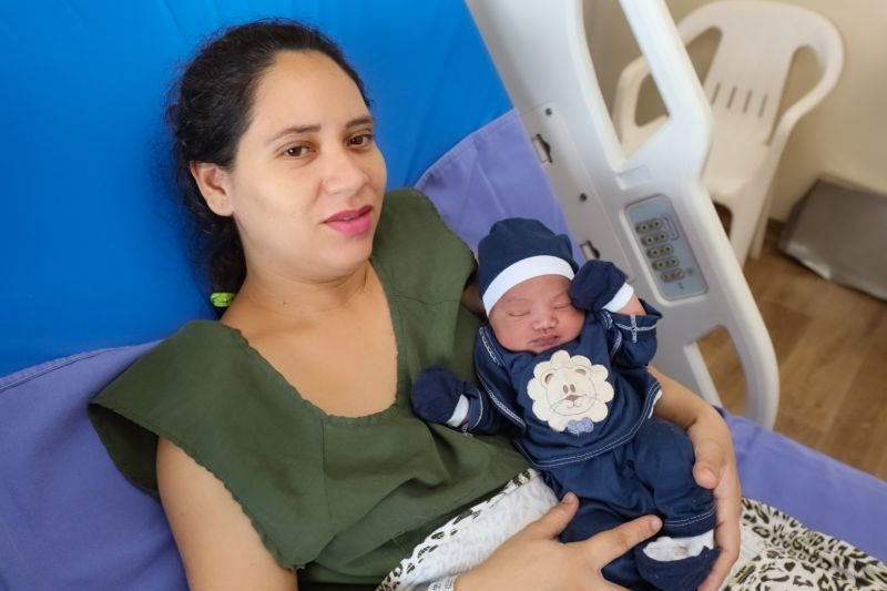 JAQUELINE SANTOS E O FILHO  <div class='credito_fotos'>Foto: Marcelo Seabra / Ag. Pará   |   <a href='/midias/2023/originais/16271_5feac6aa-1da7-1c22-462c-0fe5dcee303e.jpg' download><i class='fa-solid fa-download'></i> Download</a></div>