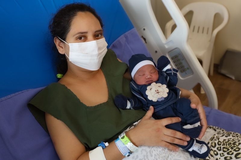 JAQUELINE SANTOS E O FILHO  <div class='credito_fotos'>Foto: Marcelo Seabra / Ag. Pará   |   <a href='/midias/2023/originais/16271_77aa72d3-d4d6-1538-a2ad-af800861f06e.jpg' download><i class='fa-solid fa-download'></i> Download</a></div>