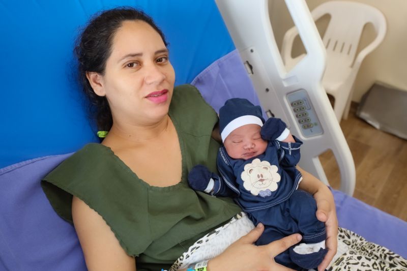 JAQUELINE SANTOS E O FILHO  <div class='credito_fotos'>Foto: Marcelo Seabra / Ag. Pará   |   <a href='/midias/2023/originais/16271_948a74b6-a96a-5ca0-3eaa-6e2f29f0555d.jpg' download><i class='fa-solid fa-download'></i> Download</a></div>