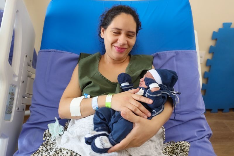 JAQUELINE SANTOS E O FILHO  <div class='credito_fotos'>Foto: Marcelo Seabra / Ag. Pará   |   <a href='/midias/2023/originais/16271_9c106bed-9fb3-7418-b7b2-d29e65af4619.jpg' download><i class='fa-solid fa-download'></i> Download</a></div>